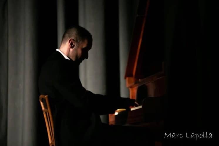 Olivier Slama, professeur et pianiste de jazz jouant sur un piano en concert à Nice